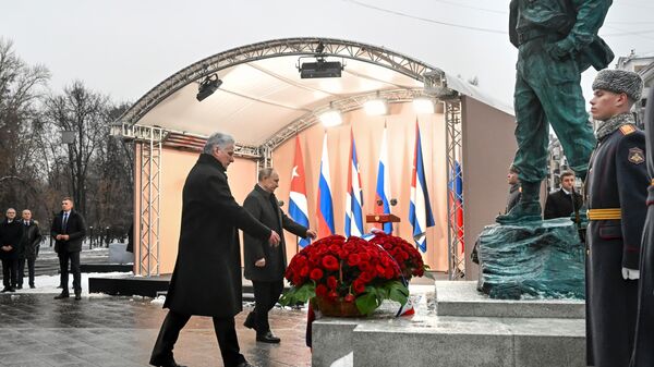 Miguel Díaz-Canel e Vladimir Putin participam da cerimônia de inauguração de um monumento dedicado ao líder cubano Fidel Castro, em Moscou, na terça-feira, 22 de novembro de 2022 - Sputnik Brasil