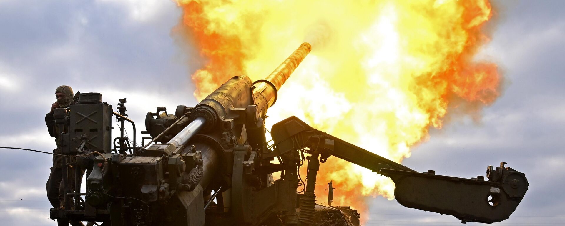 Artilharia do Exército russo abre fogo contra posições ucranianas com canhão autopropulsado 2S7 Pion ou Malka - Sputnik Brasil, 1920, 20.02.2024