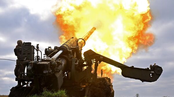 Artilharia do Exército russo abre fogo contra posições ucranianas com canhão autopropulsado 2S7 Pion ou Malka - Sputnik Brasil