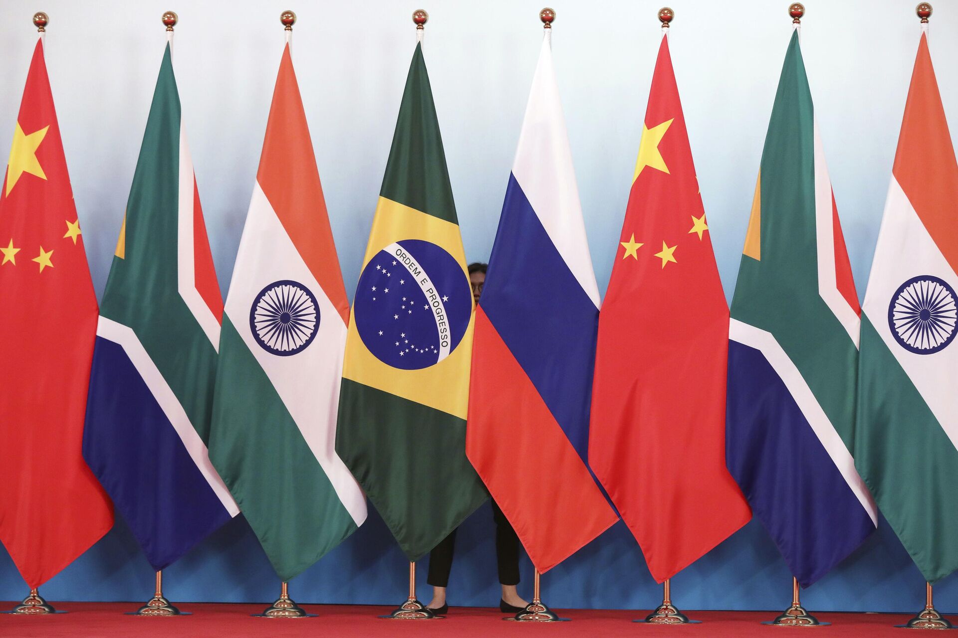 Bandeiras dos países-membros do BRICS durante encontro de cúpula na China, em 4 de setembro de 2017 - Sputnik Brasil, 1920, 25.01.2023