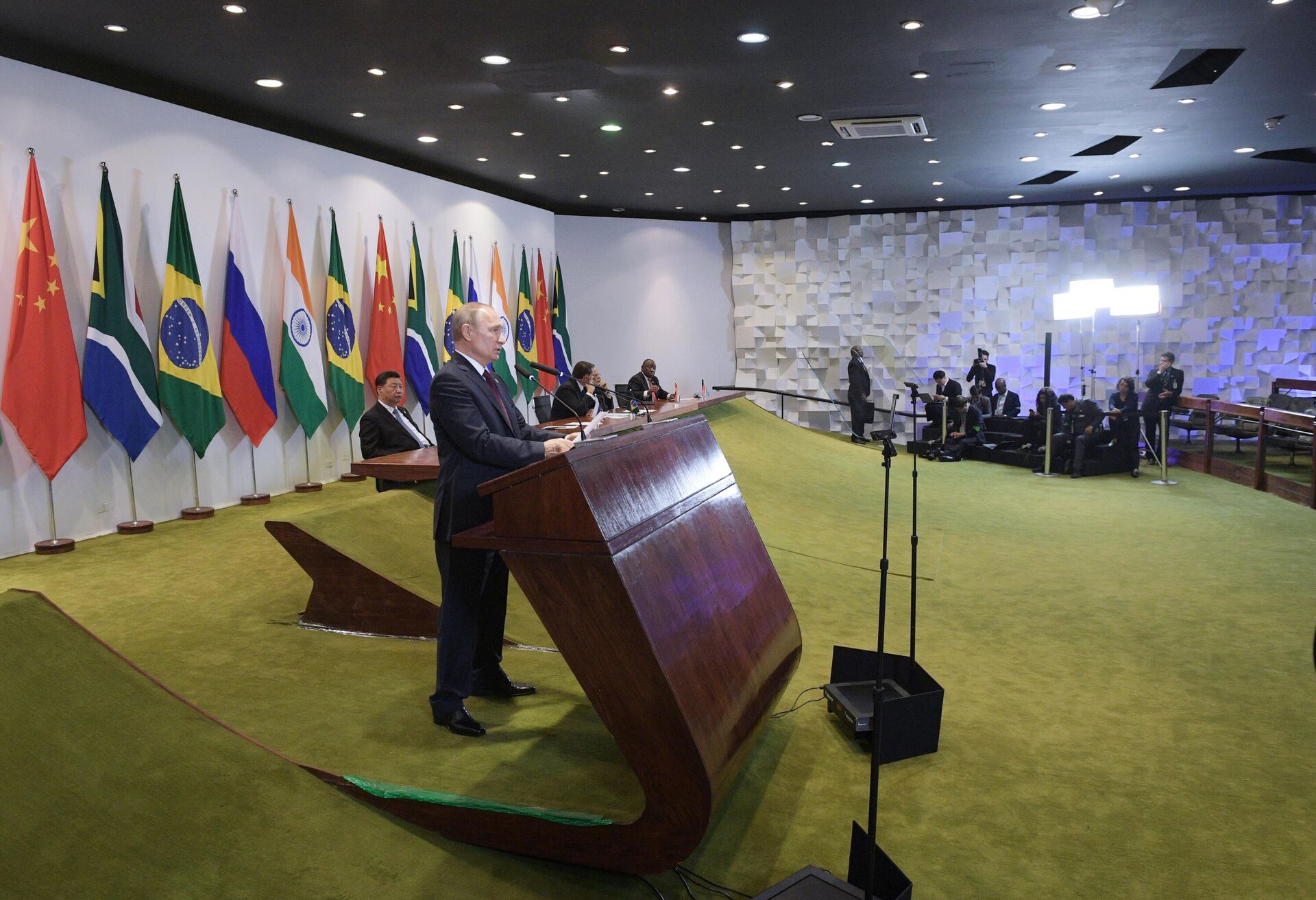 Presidente da Rússia, Vladimir Putin, fala durante encontro do Conselho de Negócios do BRICS em Brasília, em 14 de novembro de 2019 - Sputnik Brasil, 1920, 24.11.2022