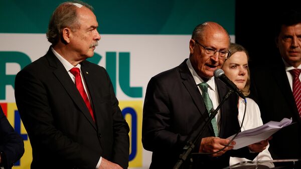 O vice-presidente eleito, Geraldo Alckmin, acompanhado da presidente do PT, Gleisi Hoffmann, do ex ministro Aloizio Mercadante e outros membros da transição, durante entrevista coletiva, 21 de novembro de 2022 - Sputnik Brasil