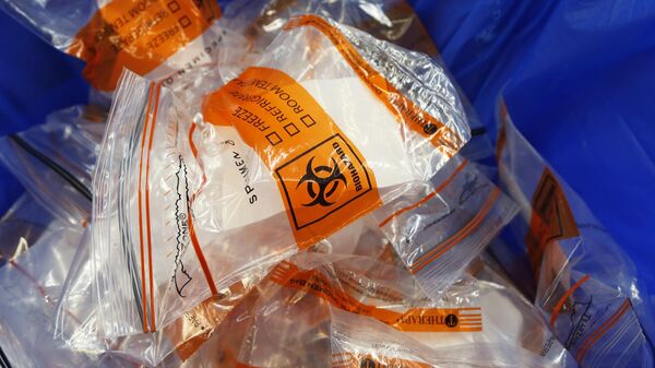 Sacos de risco biológico descartados enchem uma lata de lixo em Richmond, Virgínia (foto de arquivo) - Sputnik Brasil