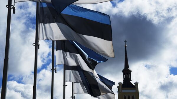 Bandeiras nacionais da Estônia tremulam ao vento na Praça da Liberdade com a Igreja de São João, bem ao fundo, em Tallinn, Estônia, 1º de setembro de 2022 - Sputnik Brasil