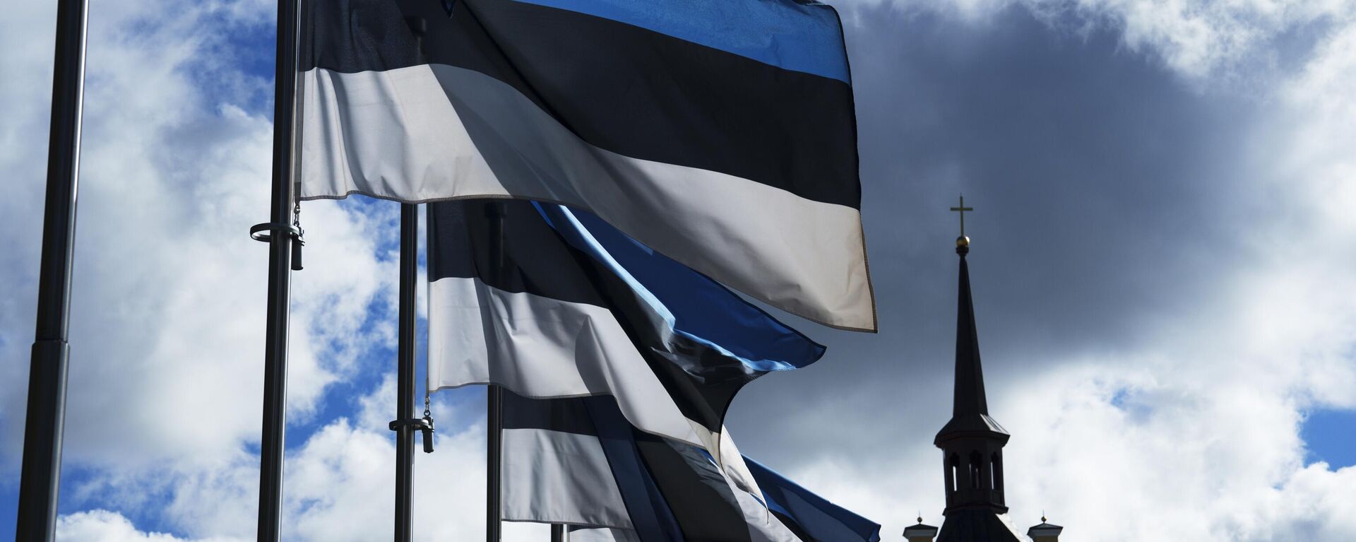 Bandeiras nacionais da Estônia tremulam ao vento na Praça da Liberdade com a Igreja de São João, bem ao fundo, em Tallinn, Estônia, 1º de setembro de 2022 - Sputnik Brasil, 1920, 28.03.2023