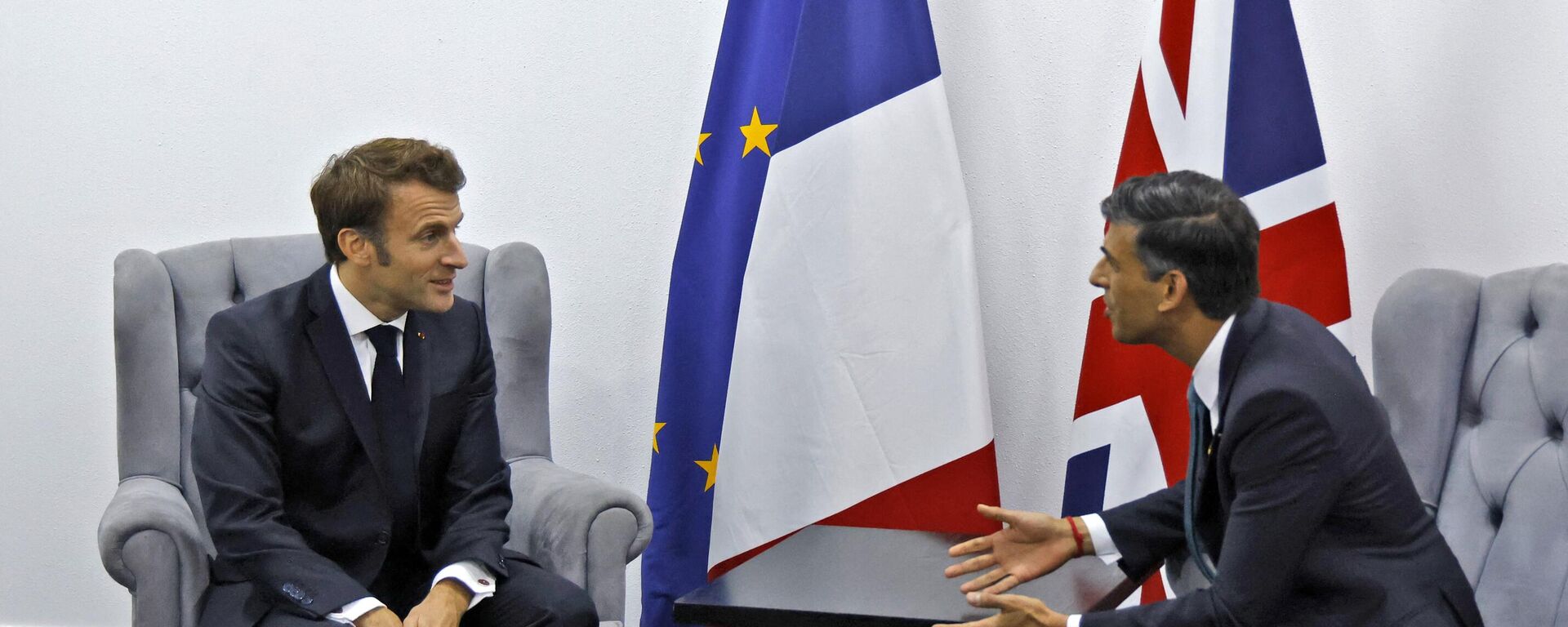 Presidente francês Emmanuel Macron encontra-se com o premiê britânico Rishi Sunak à margem da cúpula climática COP27 na cidade egípcia de Sharm el-Sheikh, 7 de novembro de 2022 - Sputnik Brasil, 1920, 25.11.2022