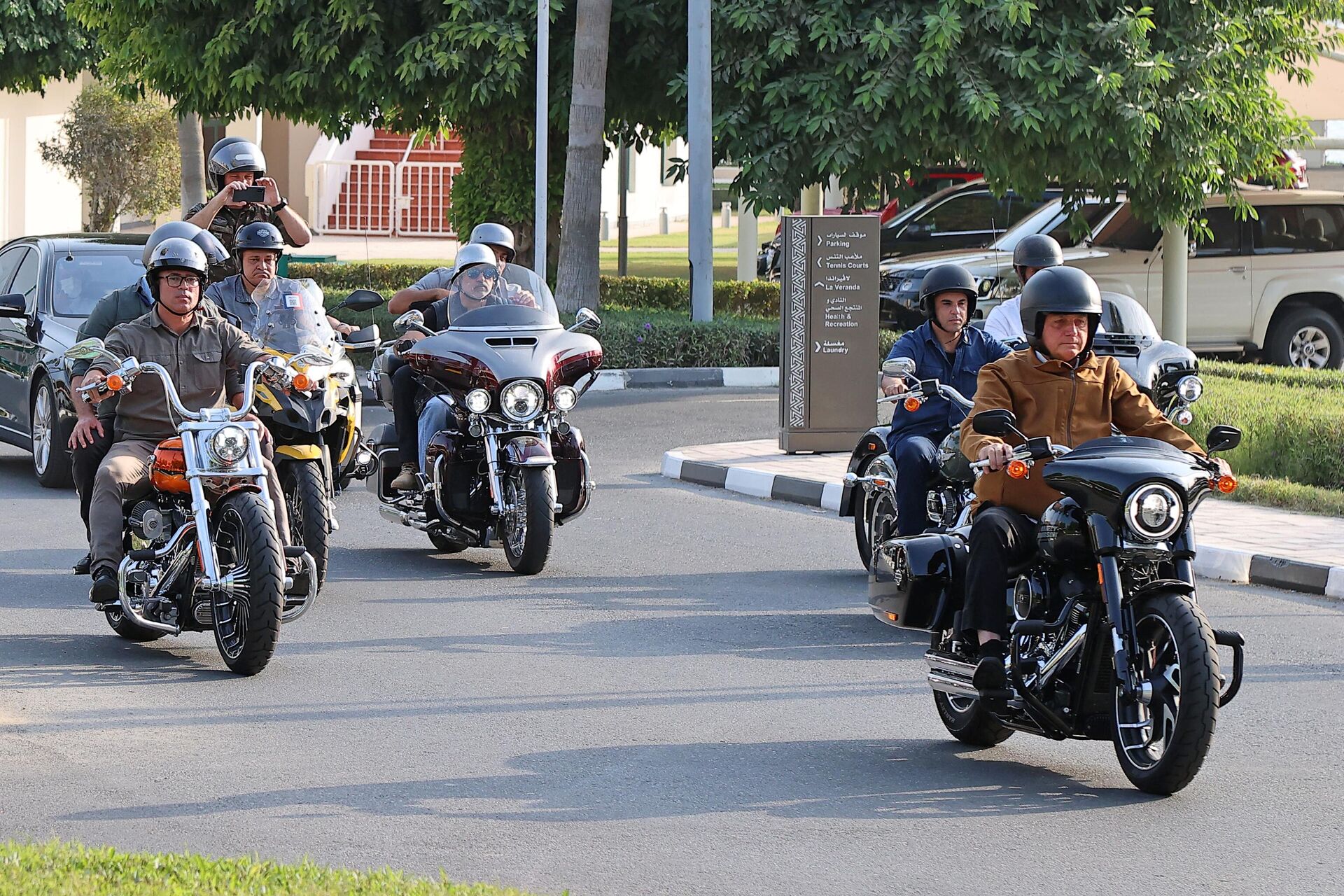 Presidente Jair Bolsonaro dirige moto Harley-Davidson nas ruas da capital do Catar, Doha, 17 de novembro de 2021 - Sputnik Brasil, 1920, 25.11.2022