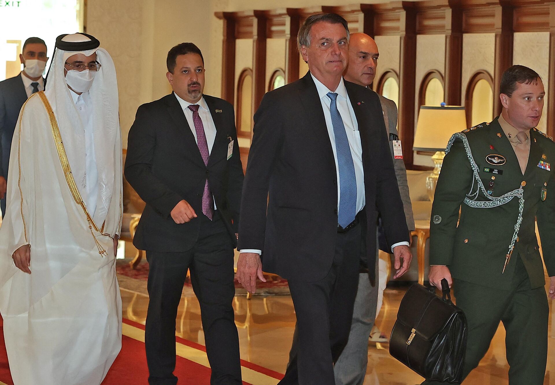 Presidente brasileiro, Jair Bolsonaro, chega em seu hotel em Doha, durante visita oficial ao Catar, 17 de novembro de 2021  - Sputnik Brasil, 1920, 25.11.2022