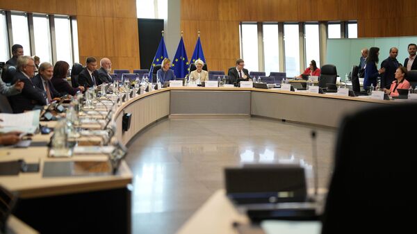 A presidente da Comissão Europeia, Ursula von der Leyen, ao centro, preside a reunião semanal do Colégio de Comissários na sede da UE em Bruxelas, 28 de setembro de 2022 - Sputnik Brasil