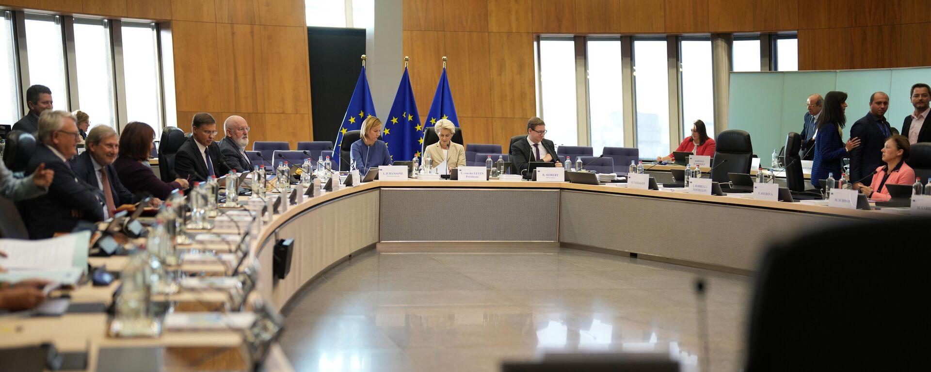A presidente da Comissão Europeia, Ursula von der Leyen, ao centro, preside a reunião semanal do Colégio de Comissários na sede da UE em Bruxelas, 28 de setembro de 2022 - Sputnik Brasil, 1920, 24.01.2023