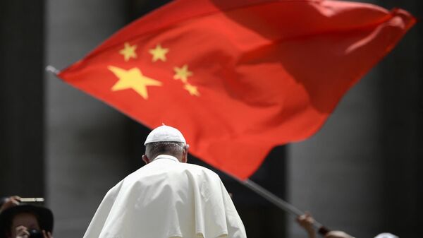 Um fiel agita a bandeira da China enquanto o Papa Francisco sai após a audiência geral semanal na praça de São Pedro, no Vaticano (foto de arquivo) - Sputnik Brasil