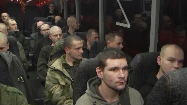Militares russos sentam-se dentro de um ônibus após sua libertação em uma recente troca de prisioneiros durante a operação militar da Rússia na Ucrânia, em local desconhecido na Rússia, 24 de novemebro de 2022 - Sputnik Brasil