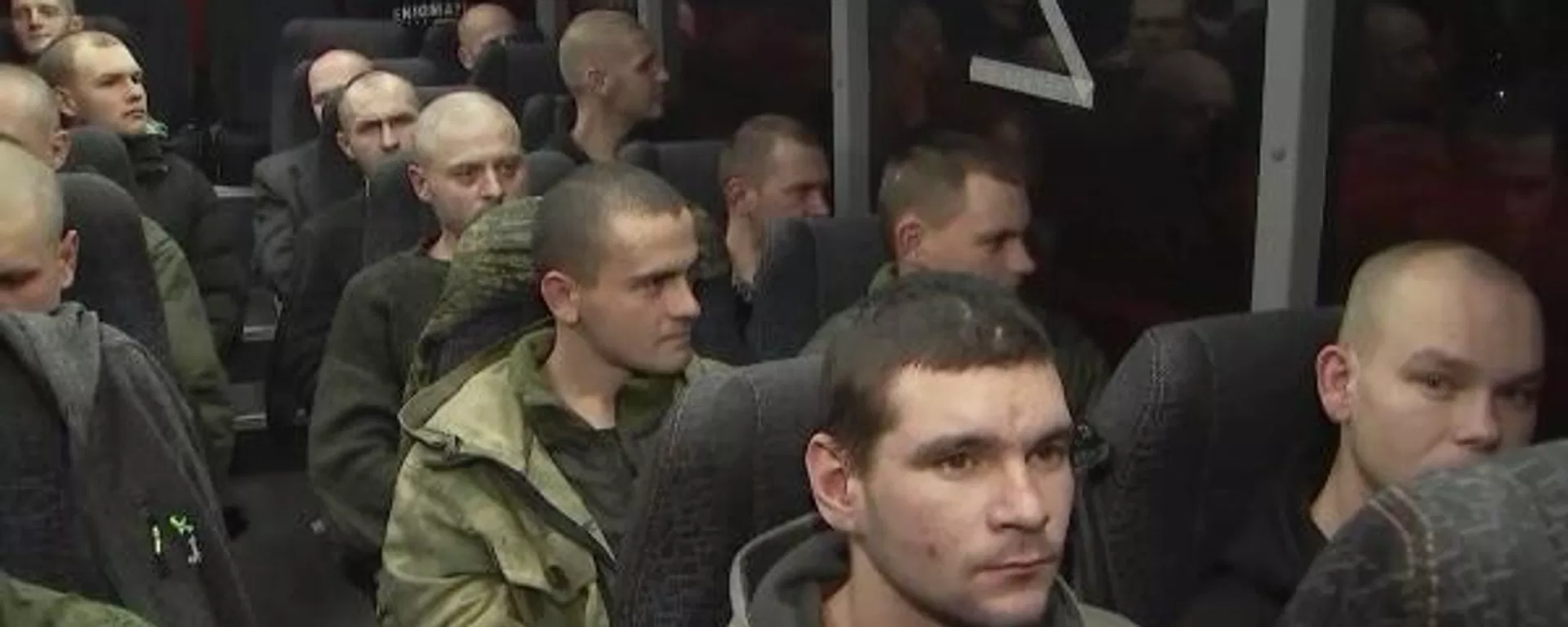 Militares russos sentam-se dentro de um ônibus após sua libertação em uma recente troca de prisioneiros durante a operação militar da Rússia na Ucrânia, em local desconhecido na Rússia, 24 de novemebro de 2022 Militares russos sentam-se dentro de um ônibus após sua libertação em uma recente troca de prisioneiros durante a operação militar da Rússia na Ucrânia, em local desconhecido na Rússia, 24 de novemebro de 2022 - Sputnik Brasil, 1920, 14.01.2023