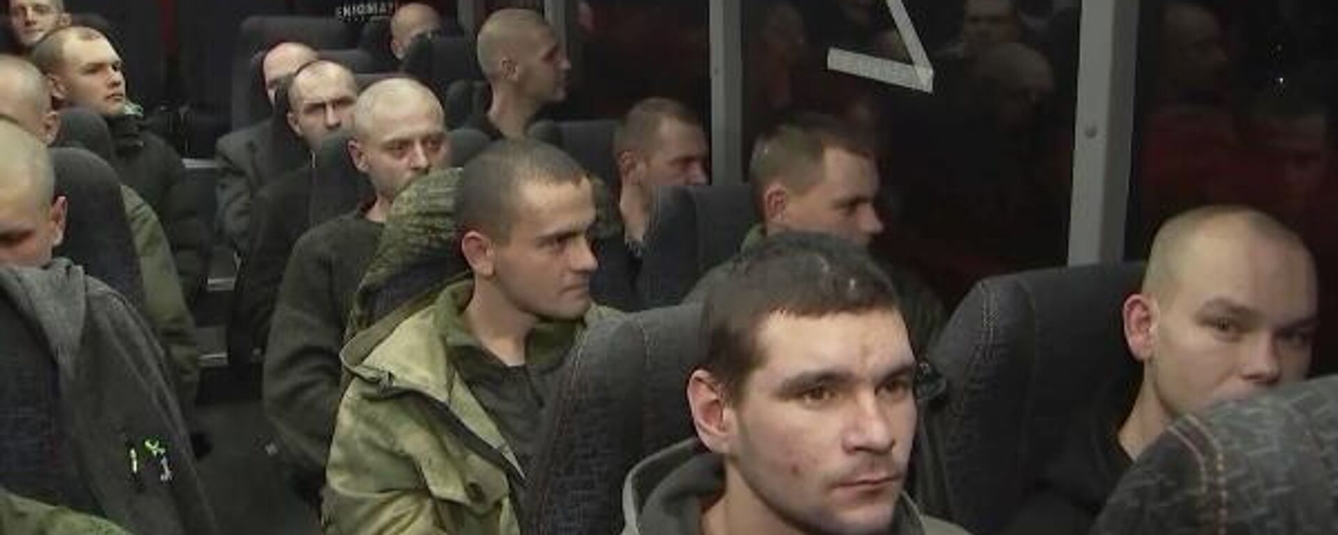 Militares russos sentam-se dentro de um ônibus após sua libertação em uma recente troca de prisioneiros durante a operação militar da Rússia na Ucrânia, em local desconhecido na Rússia, 24 de novemebro de 2022 - Sputnik Brasil, 1920, 26.11.2022
