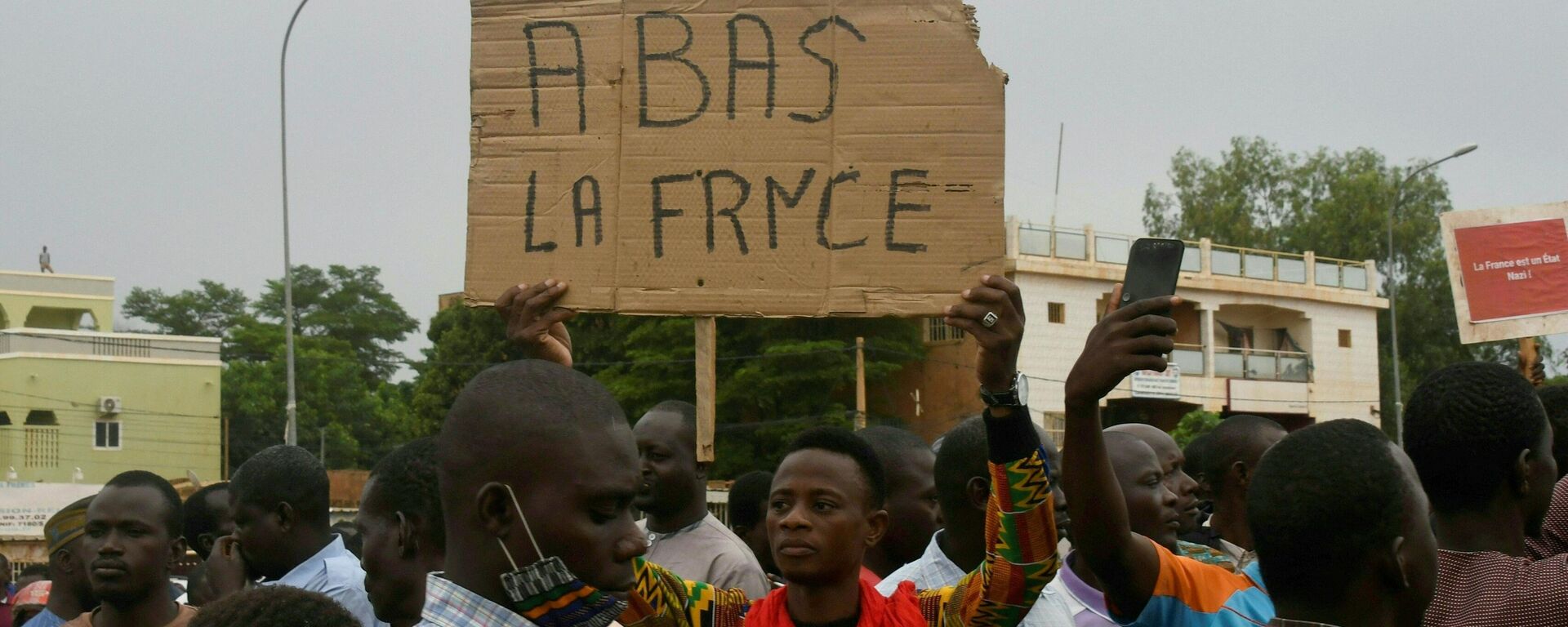 Homem segura cartaz dizendo Abaixo a França durante ação de protesto contra a presença militar do país europeu no Níger em Niameu, 18 de setembro de 2022 - Sputnik Brasil, 1920, 26.11.2022