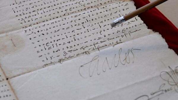 Criptógrafos franceses lendo mensagem decifrada do rei espanhol Carlos V, que teme um trama contra si - Sputnik Brasil