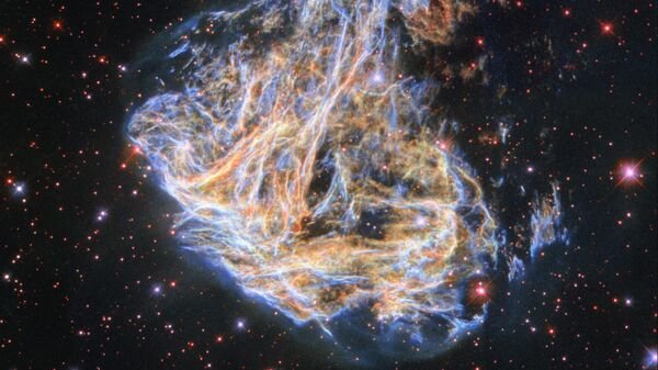 O Telescópio Espacial Hubble da NASA registrou os fragmentos da remanescente de supernova colorida DEM L 190 - Sputnik Brasil