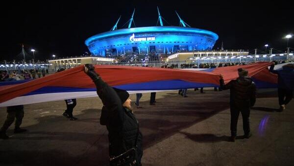 Pessoas carregam uma bandeira sérvio-russa gigante de 600 metros antes do amistoso entre Zenit e Crvena Zvezda, em São Petersburgo, na Rússia, 22 de novembro de 2022 - Sputnik Brasil