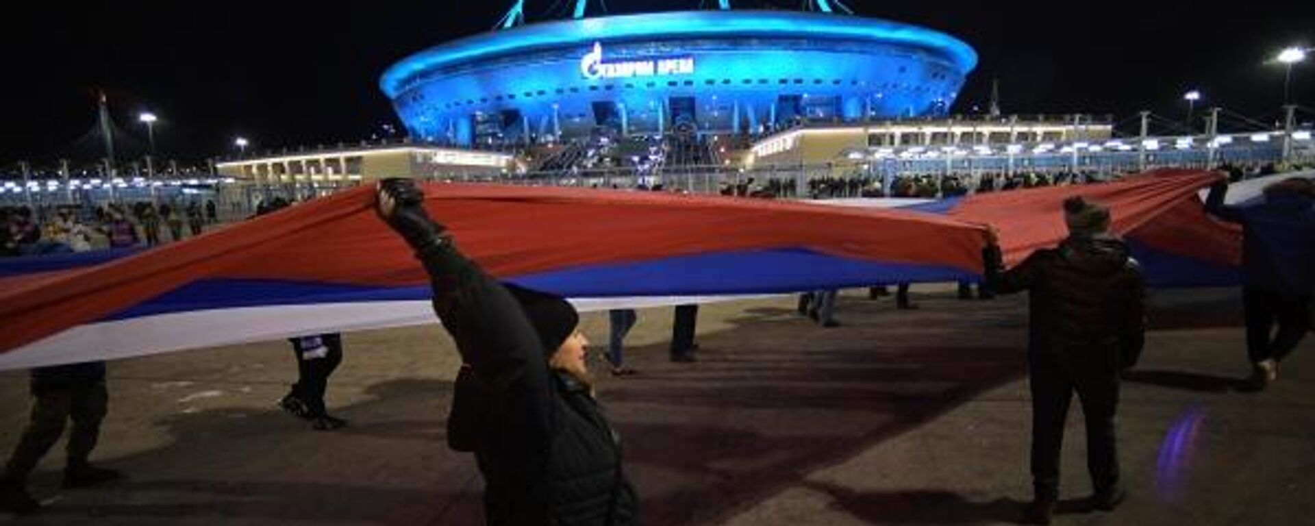 Pessoas carregam uma bandeira sérvio-russa gigante de 600 metros antes do amistoso entre Zenit e Crvena Zvezda, em São Petersburgo, na Rússia, 22 de novembro de 2022 - Sputnik Brasil, 1920, 28.11.2022