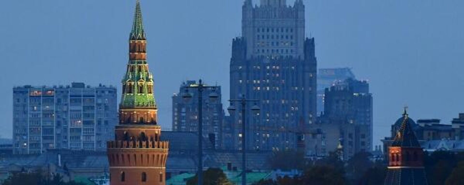 A sede do Ministério das Relações Exteriores da Rússia (em segundo plano) e as torres do Kremlin, em Moscou (foto de arquivo) - Sputnik Brasil, 1920, 28.08.2023
