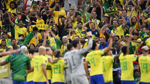 Jogadores da Seleção Brasileira comemoram com a torcida após vitória na partida entre Brasil e Sérvia, válida pela fase de grupos da Copa do Mundo do Catar - Sputnik Brasil