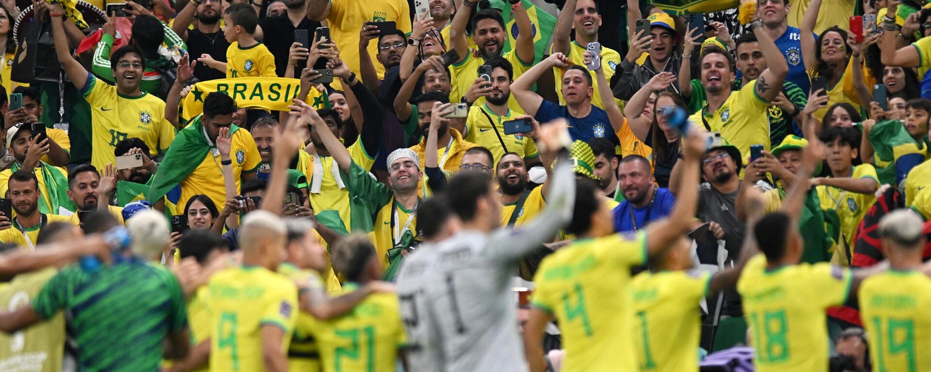 Jogadores da Seleção Brasileira comemoram com a torcida após vitória na partida entre Brasil e Sérvia, válida pela fase de grupos da Copa do Mundo do Catar - Sputnik Brasil, 1920, 28.11.2022