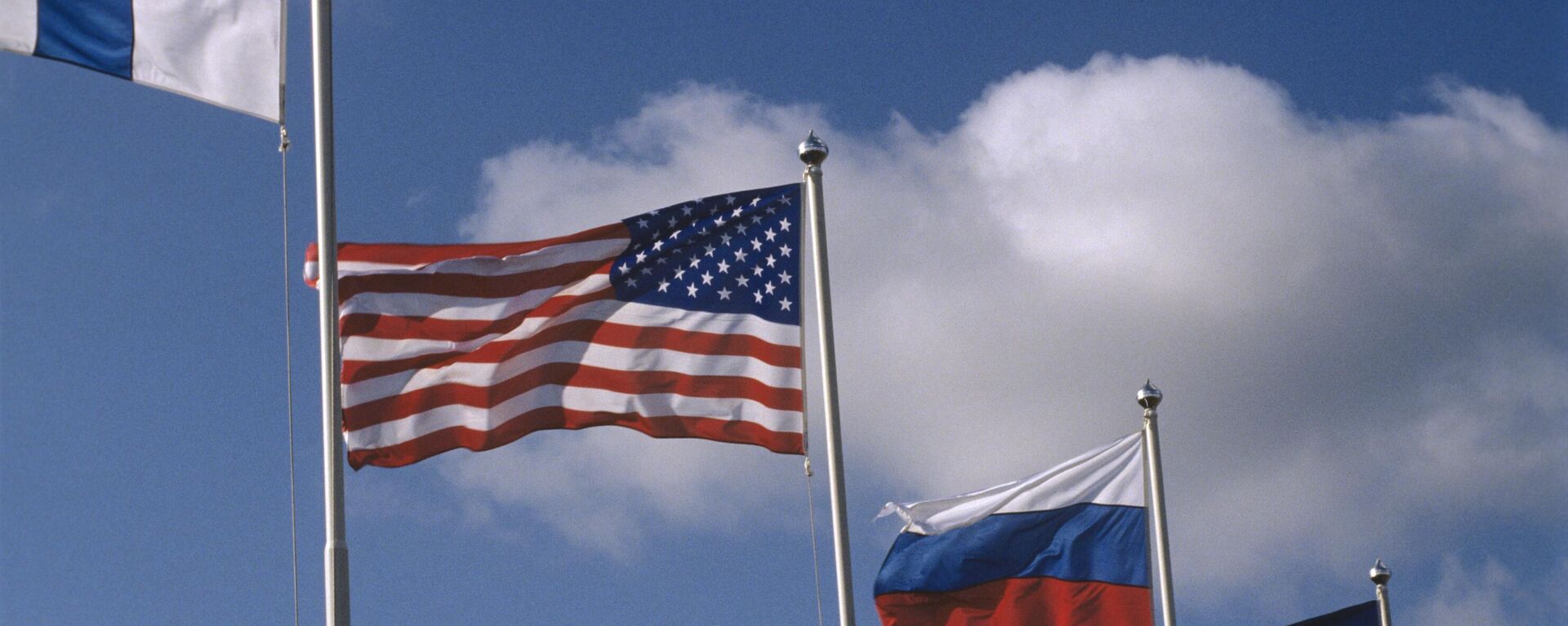 Bandeiras da Finlândia, EUA, Rússia e OTAN em Helsinque nas vésperas da cúpula russo-norte-americana e da visita do presidente russo Boris Yeltsin à Finlândia, 20-22 de março de 1997 - Sputnik Brasil, 1920, 29.11.2022