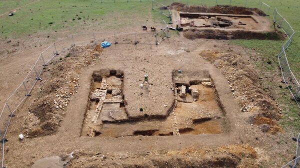 Uma equipe de arqueólogos da Universidade de Leicester, no Reino Unido, descobriu um raro mosaico que fazia parte de uma luxuosa residência romana, a aproximadamente 120 quilômetros de Londres - Sputnik Brasil