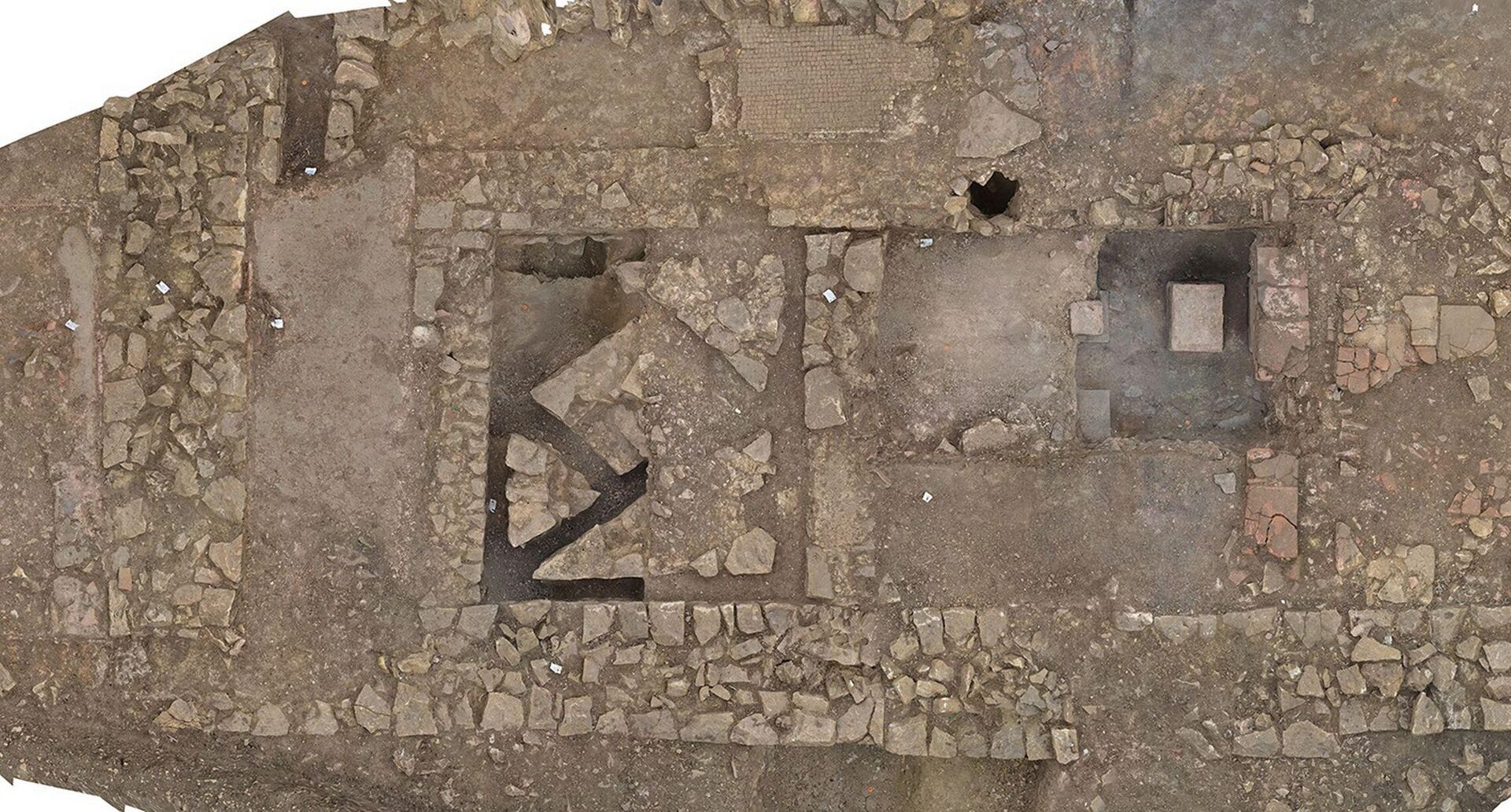 Uma equipe de arqueólogos da Universidade de Leicester, no Reino Unido, descobriu um raro mosaico que fazia parte de uma luxuosa residência romana, a aproximadamente 120 quilômetros de Londres - Sputnik Brasil, 1920, 29.11.2022