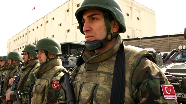 Soldados turcos em equipamento de combate protegem o quartel-general do Campo Anadolu em Cabul, no Afeganistão - Sputnik Brasil