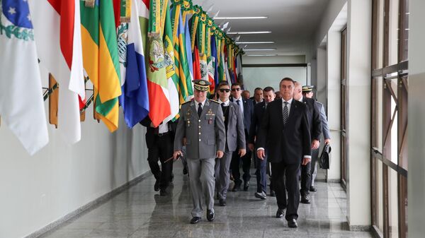 O presidente Bolsonaro e militares chegam à Cerimônia de Entrega de Espadas aos Aspirantes a Oficial da Turma Bicentenário da Independência do Brasil, 26 de novembro de 2022  - Sputnik Brasil