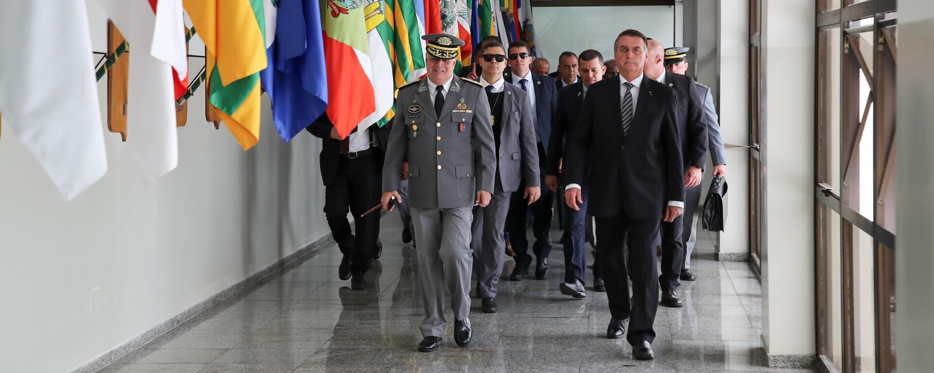 O presidente Bolsonaro e militares chegam à Cerimônia de Entrega de Espadas aos Aspirantes a Oficial da Turma Bicentenário da Independência do Brasil, 26 de novembro de 2022  - Sputnik Brasil, 1920, 29.11.2022