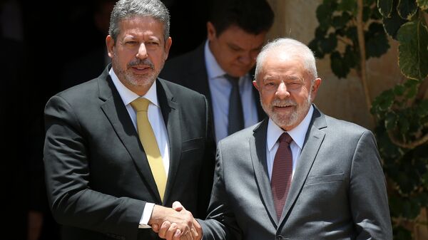 O presidente da Câmara dos Deputados, Arthur Lira (PP-AL, à esquerda), conversa com o presidente eleito, Luiz Inácio Lula da Silva (PT), após almoço em Brasília, em 9 de novembro de 2022 - Sputnik Brasil