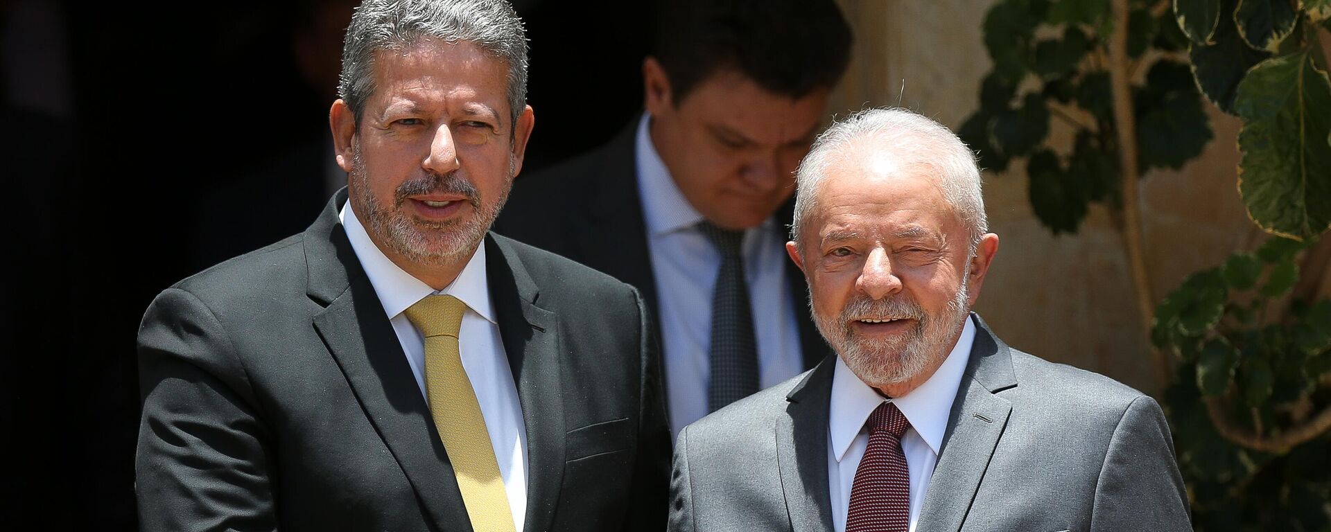 O presidente da Câmara dos Deputados, Arthur Lira (PP-AL, à esquerda), conversa com o presidente eleito, Luiz Inácio Lula da Silva (PT), após almoço em Brasília, em 9 de novembro de 2022 - Sputnik Brasil, 1920, 05.12.2022