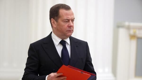 O vice-chefe do Conselho de Segurança da Rússia, Dmitry Medvedev, chega para uma reunião do presidente Vladimir Putin com membros do Conselho de Segurança no Kremlin em Moscou, 18 de novembro de 2022 - Sputnik Brasil
