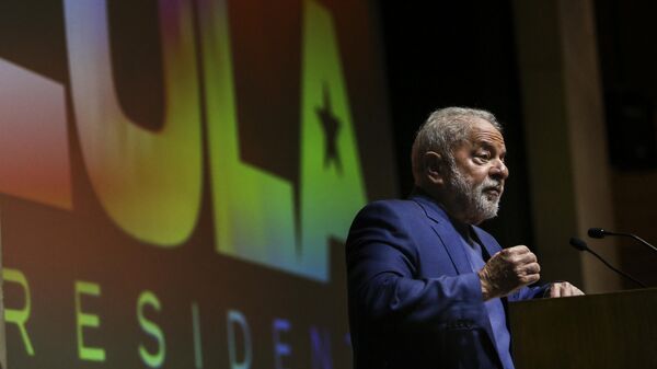 O presidente eleito do Brasil, Luiz Inácio Lula da Silva, discursa para apoiadores da comunidade brasileira que vive em Portugal no Campus Universitário de Lisboa, em Lisboa, em 19 de novembro de 2022 - Sputnik Brasil