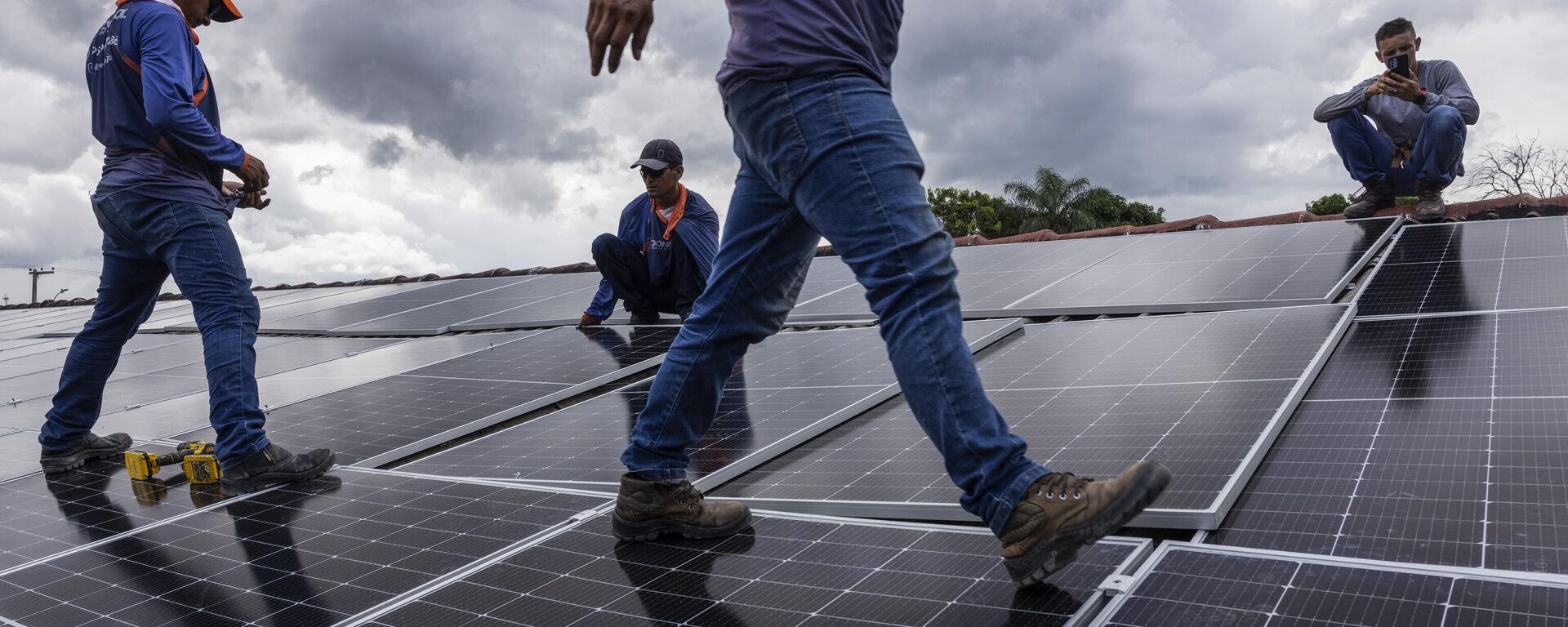 Operários instalam painéis solares fotovoltaicos no telhado de motel em Boa Vista (RR), em 28 de setembro de 2022 - Sputnik Brasil, 1920, 30.11.2022