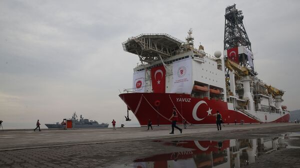 Navio da Marinha turca patrulha enquanto o navio sonda Yavuz, que vai ser despachado para o Mediterrâneo, está atracado no porto de Dilovasi, arredores de Istambul, 20 de junho de 2019 - Sputnik Brasil