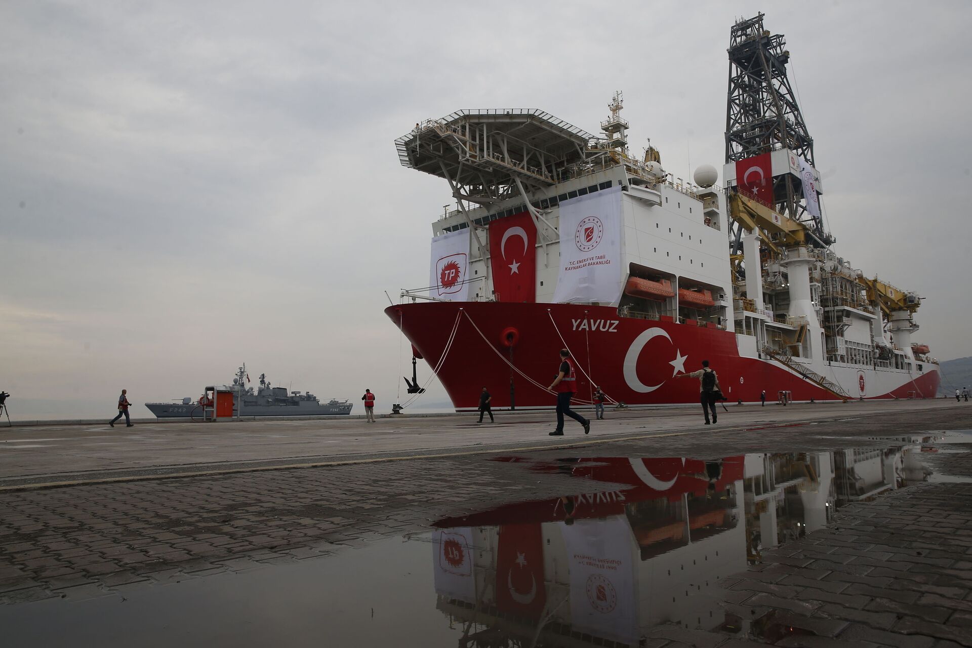 Navio da Marinha turca patrulha enquanto o navio sonda Yavuz, que vai ser despachado para o Mediterrâneo, está atracado no porto de Dilovasi, arredores de Istambul, 20 de junho de 2019 - Sputnik Brasil, 1920, 01.12.2022