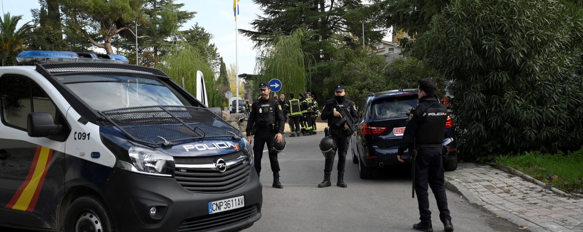Polícia espanhola protege a área da embaixada da Ucrânia, em Madri, após a explosão de uma carta-bomba, 30 de novembro de 2022 - Sputnik Brasil, 1920, 01.12.2022