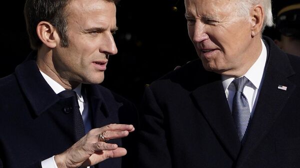 Emmanuel Macron (à esquerda) e Joe Biden (à direita), presidentes da França e dos EUA, respectivamente, na Casa Branca em Washington, 1º de dezembro de 2022 - Sputnik Brasil