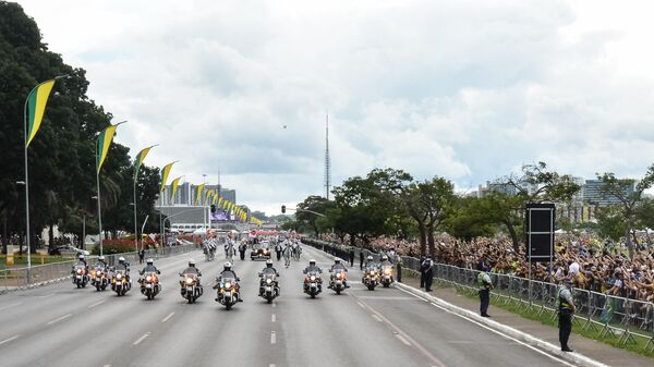 Desfile em carro aberto pela Esplanada dos Ministérios (foto de arquivo) - Sputnik Brasil