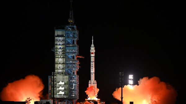 Foguete de longa distância Long March-2F, transportando a nave espacial Shenzhou-15 com três astronautas para a estação espacial chinesa Tiangong, decola do Centro de Lançamento de Satélites Jiuquan, província de Gansu, China, 29 de novembro de 2022 - Sputnik Brasil