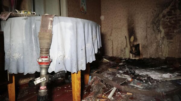 Apartamento destruído em prédio residencial de Donetsk após bombardeios das Forças Armadas da Ucrânia em 27 de novembro de 2022 - Sputnik Brasil