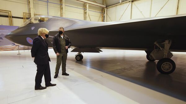 Boris Johnson, primeiro-ministro do Reino Unido (à esquerda), observa protótipo de avião nas instalações da BAE Systems em Lancashire, Inglaterra, Reino Unido, 22 de março de 2021 - Sputnik Brasil
