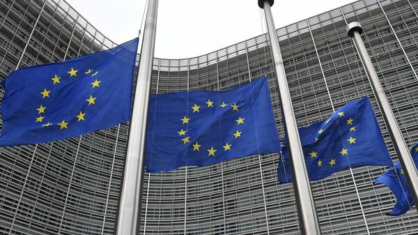 Bandeiras da União Europeia junto da sede do bloco em Bruxelas, Bélgica, 9 de setembro de 2022 - Sputnik Brasil