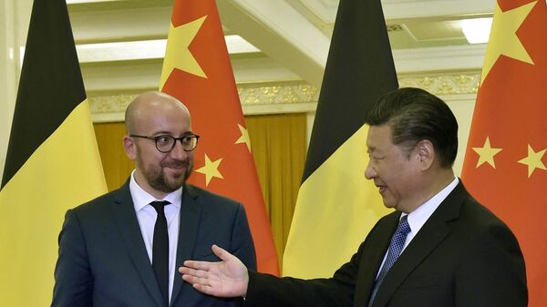 O presidente da China, Xi Jinping (D), gesticula ao dar as boas-vindas ao então primeiro-ministro da Bélgica, Charles Michel, e sua delegação antes de sua reunião em Pequim, 31 de outubro de 2016 - Sputnik Brasil