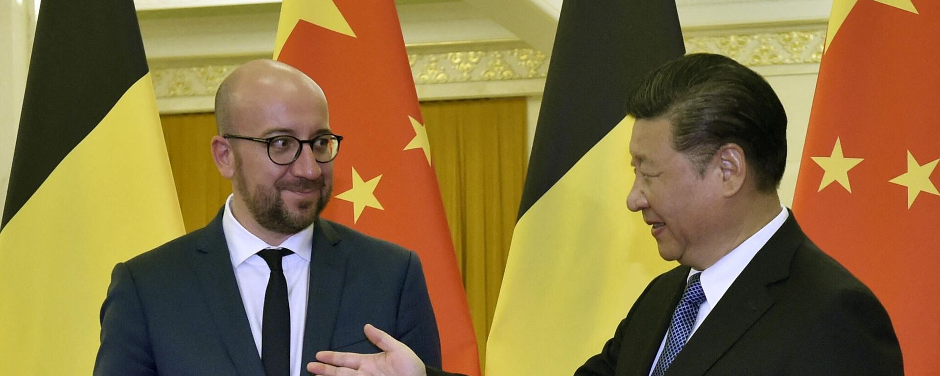 O presidente da China, Xi Jinping (D), gesticula ao dar as boas-vindas ao então primeiro-ministro da Bélgica, Charles Michel, e sua delegação antes de sua reunião em Pequim, 31 de outubro de 2016 - Sputnik Brasil, 1920, 02.12.2022