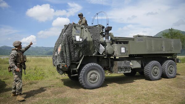 Fuzileiro naval dos EUA comunica com outro durante teste de sistema de lançador múltiplo de foguetes Himars em Capas, Filipinas, 13 de outubro de 2022 - Sputnik Brasil