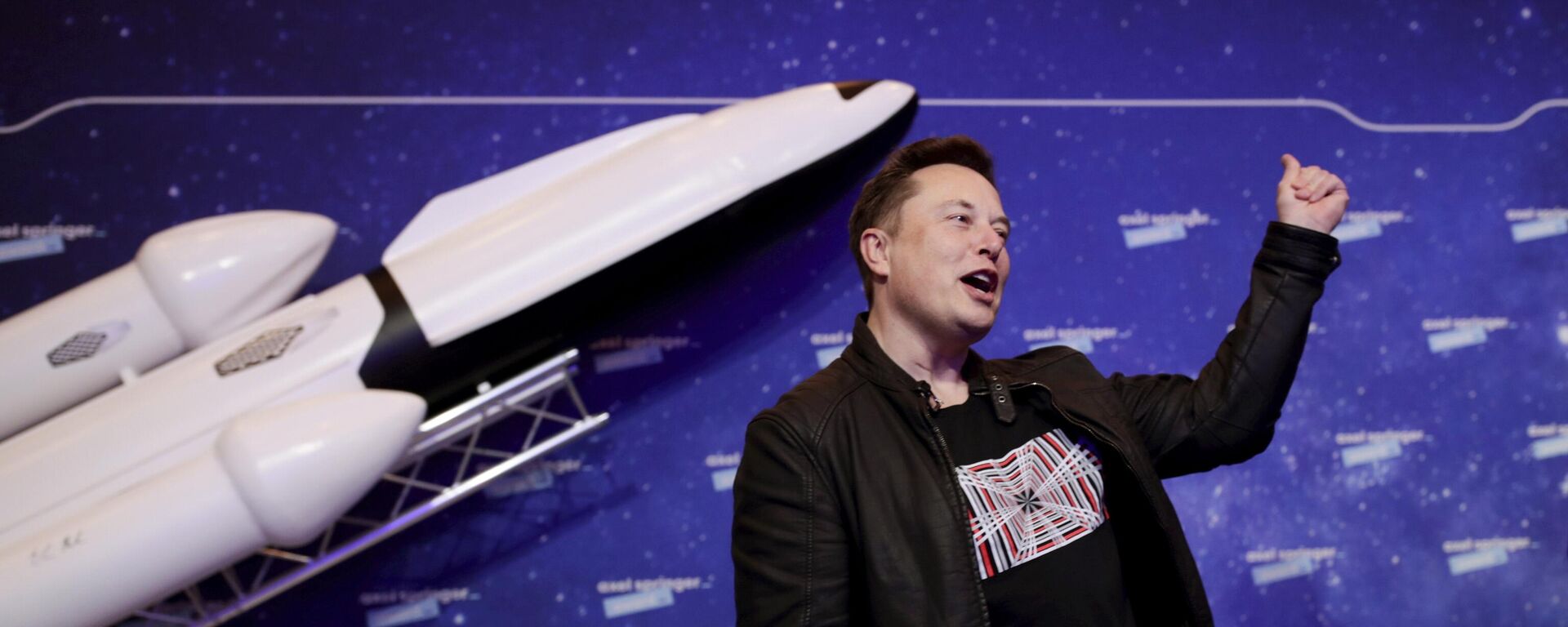 O proprietário da SpaceX e CEO da Tesla, Elon Musk, chega ao tapete vermelho do prêmio de mídia Axel Springer, em Berlim, Alemanha (foto de arquivo) - Sputnik Brasil, 1920, 03.12.2022
